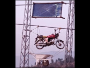 کے پی الیکشن تشہیر کیلیے امیدواروں نے اصلی موٹرسائیکل اور ٹرالی لٹکا دی