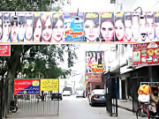 لاہور ذومعنی جگت بازی قابل اعتراض رقص اور نام اسٹیج ڈراموں کی پہچان بن گئے