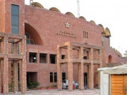 قدم زمین پر ہی رکھیں