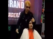 پانی نہیں توفکرنہیںبھارتی ہئیراسٹائلسٹ نےخاتون کے سرپرتھوک دیا