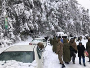 زندہ بچ جانے والے سیاحوں کی لوگوں سے آئندہ چند روز کیلئے مری نہ جانے کی اپیل