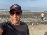وسیم اکرم نے ساحل پر گندگی کرنے والوں کو پھر آڑے ہاتھوں لے لیا