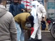 خاتون پولیس اہلکار کی نوجوان سے کیچڑ صاف کروانے اور تھپڑ مارنے کی ویڈیو وائرل