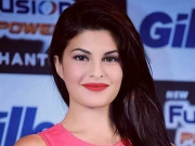 مصیبت میں پھنسی جیکلین فرنانڈز مذہبی کتابیں پڑھنے لگیں