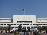 پارلیمنٹ ہاؤس کے باہر مظاہرے میں مسلح شخص دیکھ کر پولیس کی دوڑیں لگ گئیں