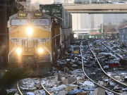 امریکا میں چورسامان لے اڑے  خالی ڈبے پٹڑی پرپھینک گئے