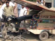 تیز رفتار ٹرالر کی اسکول کے بچوں کے رکشہ کو ٹکر 4 طلبا جاں بحق