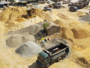 سپرہائی وے کراچی پر ریتی بجری کے ٹرکوں اور تجاوزات کیخلاف کارروائی کا حکم