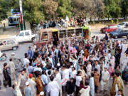 سینٹرل جیل کراچی میں جیمرز کی تنصیب موبائل فون کے سگنلز بند ہونے پرعلاقہ مکینوں کا احتجاج