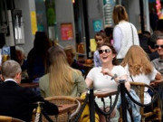 برطانیہ کا کورونا پابندیوں میں نرمی کا اعلان ماسک کی پابندی ختم