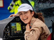 دنیا کے گرد فضائی چکر لگانے والی کم عمر ترین خاتون پائلٹ