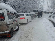 مری میں برفباری کا آغاز ہوتے ہی انتظامیہ متحرک
