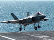 امریکی جنگی طیارہ بحری بیڑے پر لینڈنگ کے وقت حادثے کا شکار