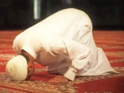 تعلیمی ادارے کھلنے پر طالبعلم کا اسکول کے دروازے پر سجدہ شکر ویڈیو وائرل