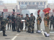 بھارتی یوم جمہوریہ پاکستان رینجرز کا واہگہ بارڈرپر انڈین فورس کومٹھائی کاتحفہ