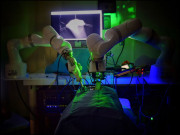 خودکار روبوٹ سرجن نے چار کامیاب آپریشن کردیئے