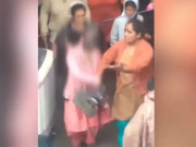 بھارت خاتون کو اجتماعی زیادتی کے بعد منہ پر کالک مل کر گلیوں میں گھمایا گیا