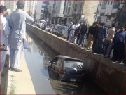 کراچی میں گاڑی کھلے نالے کے اندر جاگری