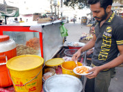 کراچی میں پڑھے لکھے بے روزگار نوجوان پھلکیاں فروخت کرنے لگے