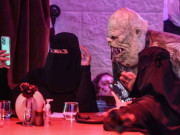 اب زومبیز کے ساتھ کھانا کھائیں سعودی عرب میں کھلا منفرد ریسٹورنٹ