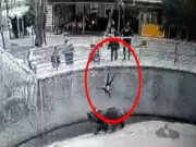 ازبکستان میں ماں نے3سال کی بیٹی کوریچھ کے پنجرےمیں پھینک دیا
