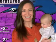 اینکرنے3ماہ کی بچی کوگود میں لے کرموسم کاحال بتایا ویڈیو وائرل ہوگئی