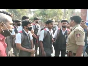 حجاب کے حق میں 17سالہ لڑکے کی پولیس سے تکرار