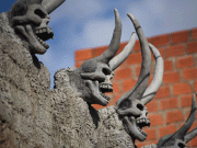 بولیویا کے شہری کو گھر پر شیطانی مجسمے بنوانا مہنگا پڑگیا