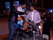 کراچی میں لوٹ مارکرنے والے ڈاکوؤں کو شہریوں نے پکڑ کر تشدد کا نشانہ بنا ڈالا