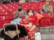 لاہور قلندرز کا فین اسپتال سے اسٹریچر پر میچ دیکھنے اسٹیڈیم پہنچ گیا