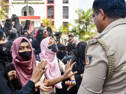 بھارت میں حجاب پہننے پر ایک اور کالج سے مسلم طالبات کو باہر نکال دیا گیا