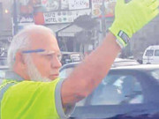 ٹریفک جام میں پھنسے افراد کی مدد کرنے والا ’’راجا پاکستانی‘‘