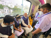 چھٹی کے دن اسکول کے بچوں کے ساتھ تصویرمودی سوشل میڈیا پرمذاق بن گئے