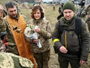 محاذ جنگ کے دوران یوکرینی فوجی کی ساتھی خاتون اہلکار سے شادی