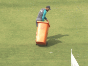 شان مسعود کی نیشنل اسٹیڈیم میں کچرا جمع کرنے کی تصویر وائرل