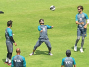 بولرز کراچی کی پچ میں زندگی کی رمق ڈھونڈنے لگے