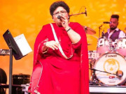 شازیہ منظور اسٹیج پر گرنے سے بال بال بچ گئیں ویڈیو وائرل