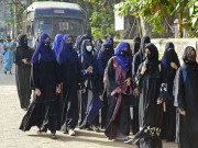 بھارت میں باحجاب طالبات کوامتحان دینے کی اجازت پر7اساتذہ معطل