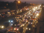 کالا پل پر احتجاج کے باعث شاہراہ فیصل اور ڈیفنس میں ٹریفک جام
