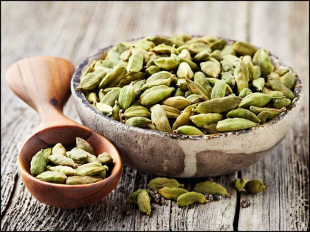الائچی کا مرکزی جزو ’کارڈیمونن‘ سے بریسٹ کینسر کی سخت جان کو بھی قابو میں رکھا جاسکتا ہے۔ (فوٹو: انٹرنیٹ)