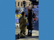 یوکرینی فوجی نے چیک پوسٹ پر محبوبہ کو منگنی کی انگوٹھی پہنادی ویڈیو وائرل