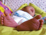 بس میں بچے کی پیدائش، ظالم باپ  نے نومولود کو کھڑکی سے نیچے پھینک کر قتل کر دیا