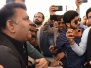 فواد چوہدری کا صحافی کے سوال پرغلط زبان کا استعمال صحافیوں کا بائیکاٹ