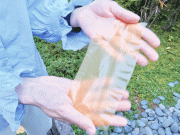 سورج مکھی کے زردانوں سے بنا کاغذ جس پر بار بار لکھا جاسکتا ہے