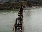 انوکھی واردات چور دن دہاڑے 60 فٹ طویل پل لے اڑے