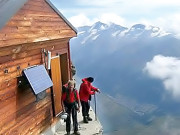 سوئٹزرلینڈہزاروں فٹ اونچے پہاڑ پر لکڑی سے بنایا گیا ہٹ