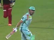 اسٹوئنٹس نے بولڈ ہونے کے بعد امپائر پر چلانا شروع کردیا سزا سے بچ گئے