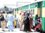 عید پر کراچی سے لاہور اور پشاور کیلئے 2 اسپیشل ٹرین چلانے کا فیصلہ