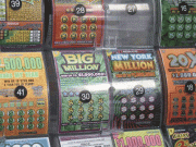 کچرے سے ملے لاٹری ٹکٹ نے خاتون کو مالا مال بنادیا