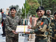 عید الفطر کے موقع پر پاک بھارت سرحدی فورسز کے درمیان مٹھائی کا تبادلہ